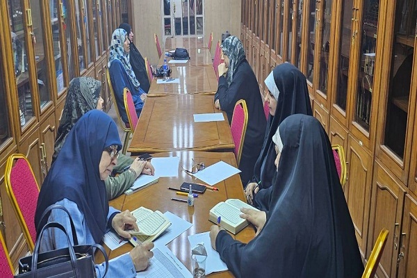 إجراء إختبار للمشاركات بالدورة القرآنية النسوية في بغداد + صور إجراء إختبار للمشاركات بالدورة القرآنية النسوية في بغداد + صور