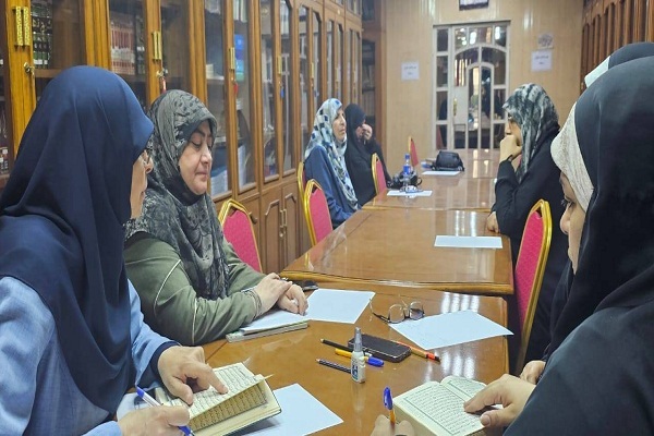 إجراء إختبار للمشاركات بالدورة القرآنية النسوية في بغداد + صور