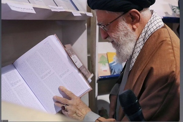 قائدة الثورة الإسلامية يزور معرض طهران الدولي للكتاب + صور