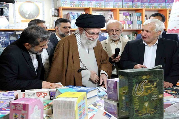 قائدة الثورة الإسلامية يزور معرض طهران الدولي للكتاب + صور