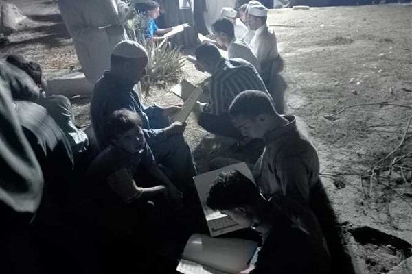 مصر: تشييع جثمان مسن توفي بعد كتابة 4 نسخ من القرآن بخط يده + صور