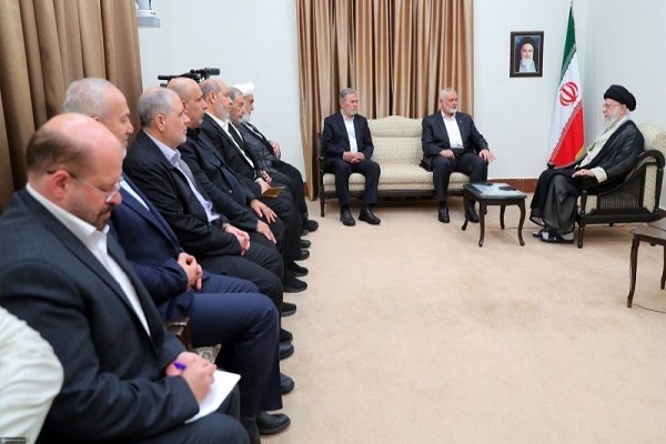 بالفيديو...اللقاء الأخير بين الإمام الخامنئي والشهيد إسماعيل هنية