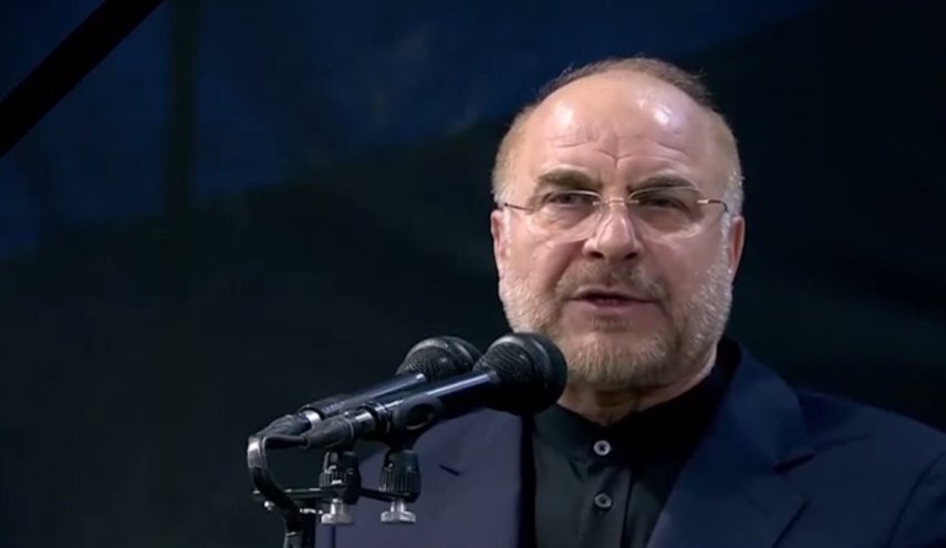 بالفيديو ...صلاة قائد الثورة الإسلامية على جثمان الشهيد هنية وتوديعه