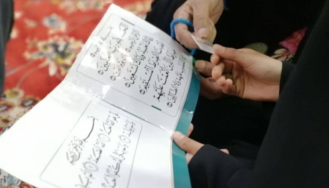 وحدة التعليم القرآني في العتبة الحسينية تواكب زوار الأربعين + صور