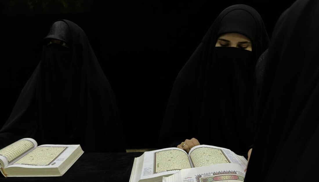 وحدة التعليم القرآني في العتبة الحسينية تواكب زوار الأربعين + صور
