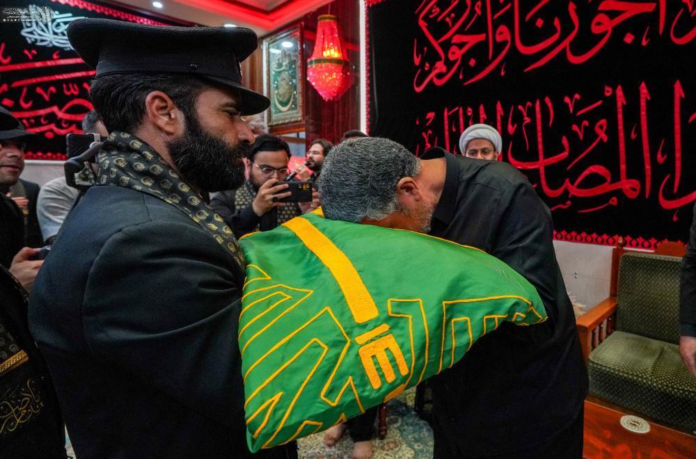العتبة العلويّة المقدّسة تتسلّم راية المرقد الرضوي المطهّر + صور