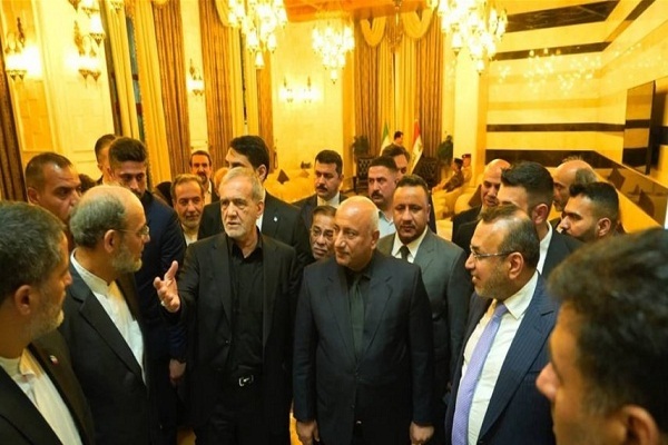 شاهد...الرئيس الإيراني يزور مرقد الإمام الحسين (ع) في كربلاء