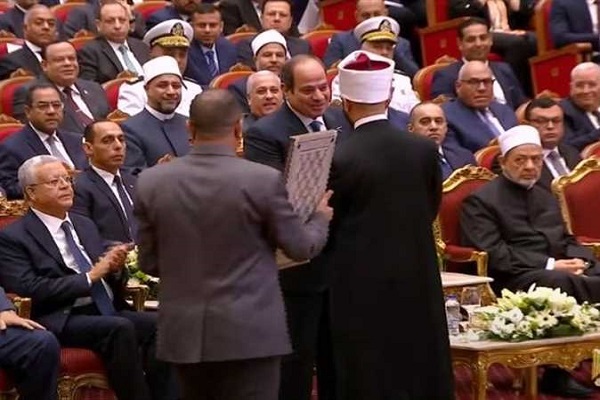 شيخ الأزهر يهدي السيسي النسخة الأولى من ترجمة الأزهر للقرآن إلى الإنجليزية