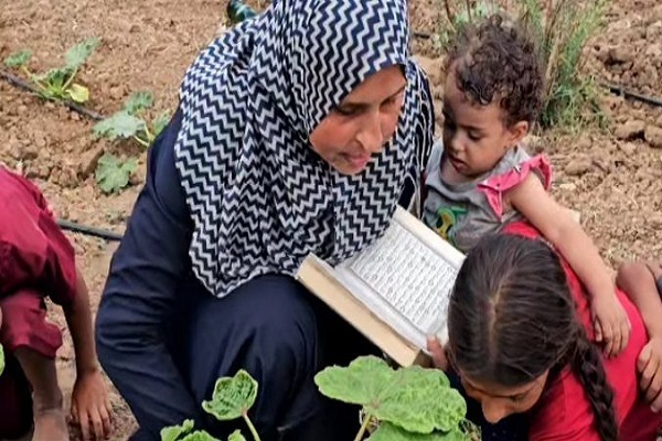 في غزة.. يد تغرس وأخرى تحمل المصحف الشريف + فيديو