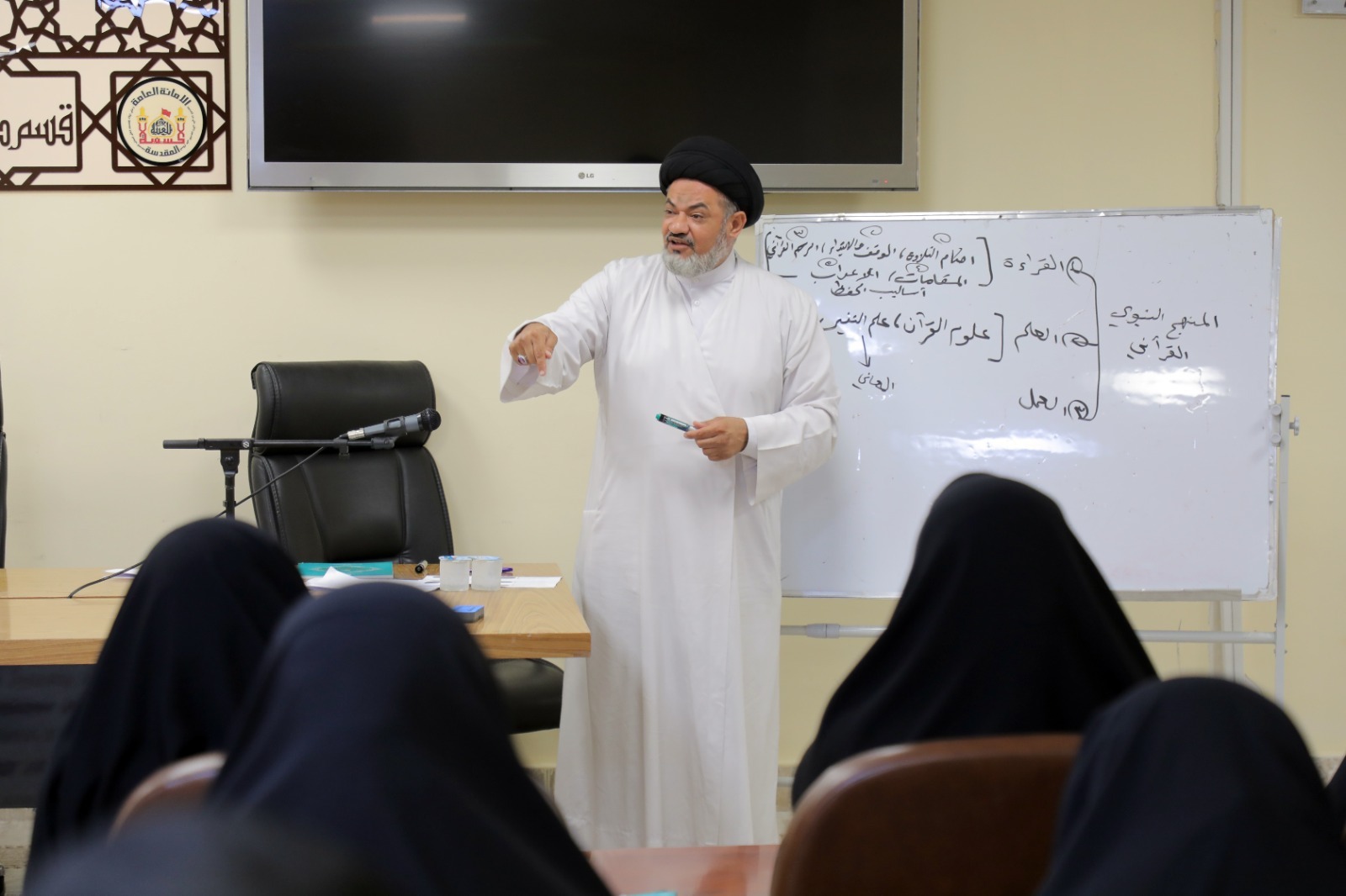 إنطلاق دورة تخصصية لتأهيل معلمات الحفظ القرآني في العراق + صور
