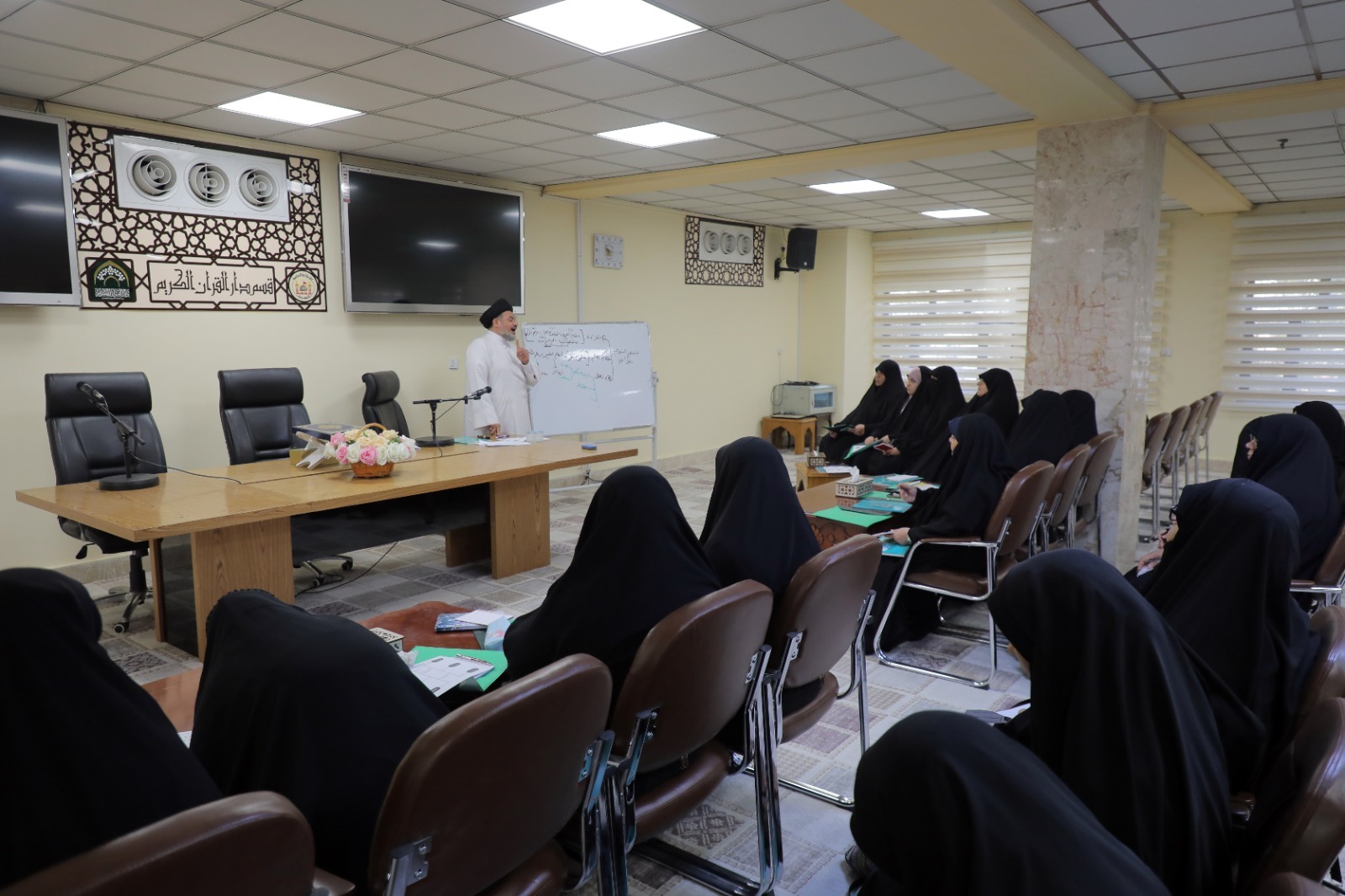 إنطلاق دورة تخصصية لتأهيل معلمات الحفظ القرآني في العراق + صور