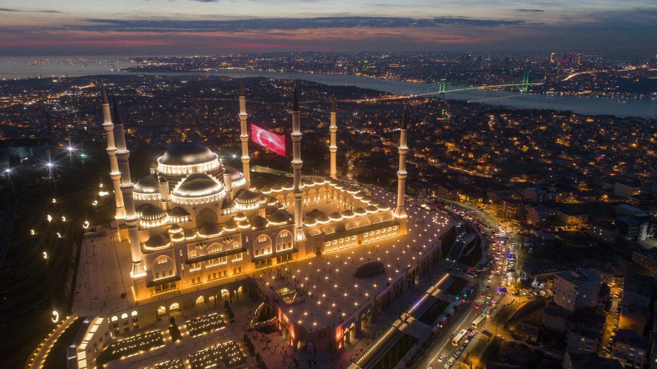 تحفة معمارية تطل على البوسفور.. جامع