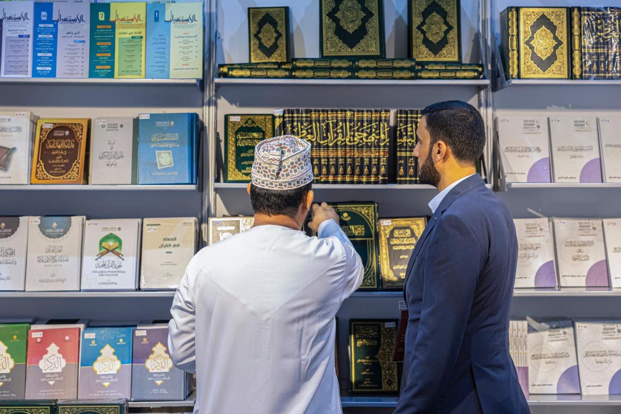 العتبة العباسية تستعرض تجربتها في طباعة المصحف بمعرض الشارقة للكتاب + صور