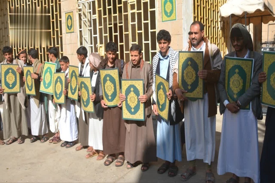 وقفة لطلاب مدرسة