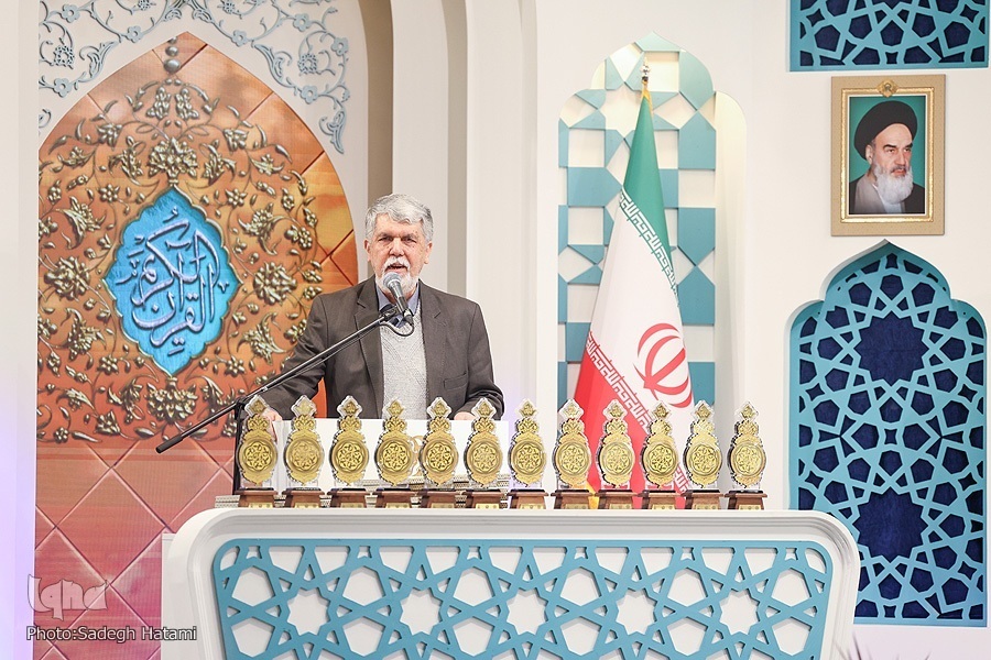 ينبغي تقديم رسالة القرآن إلى العالم من منصة المرقد الرضوي