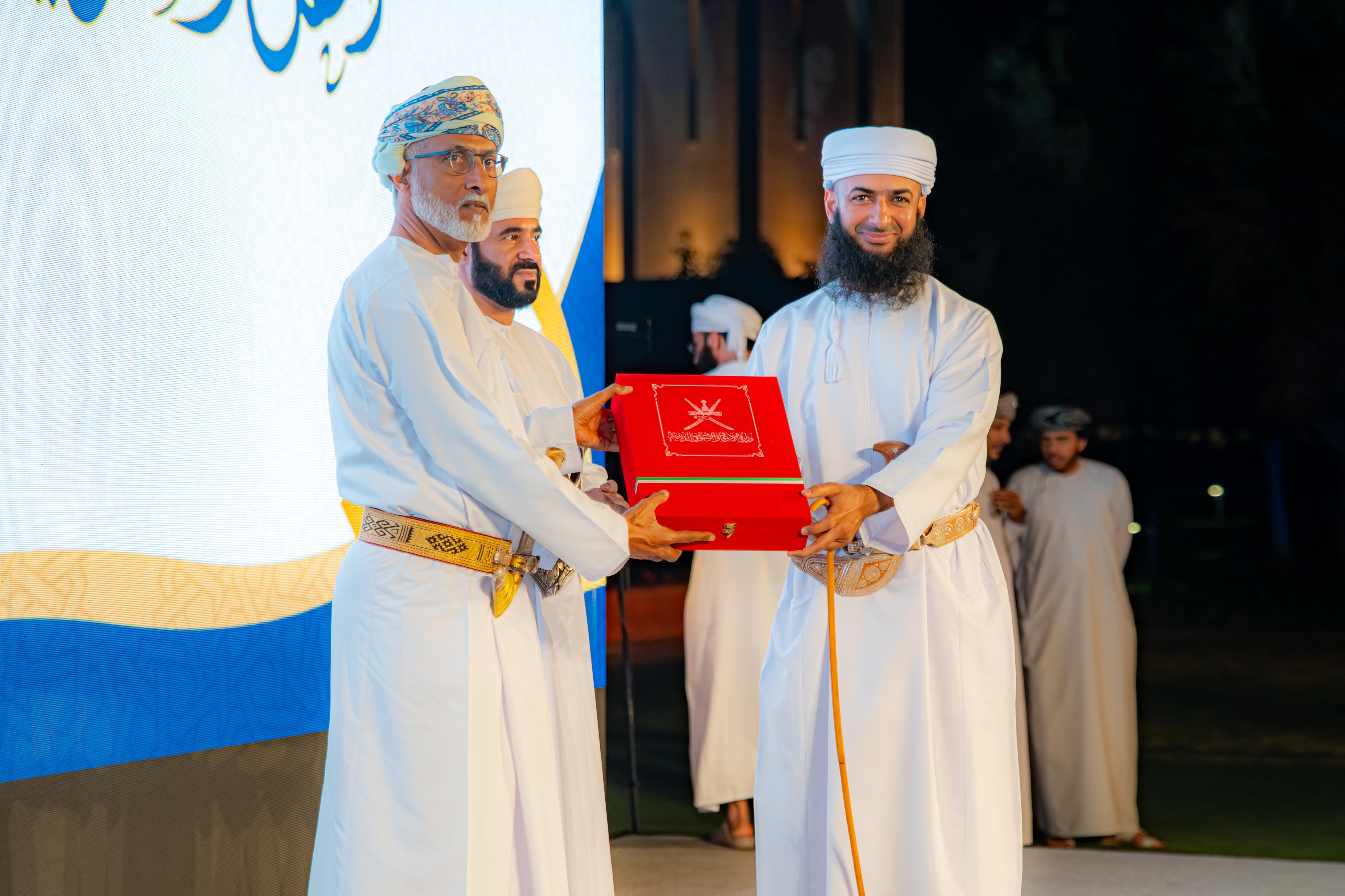 الأوقاف العمانية تحتفل بتكريم 280 من المجازين وحفظة القرآن