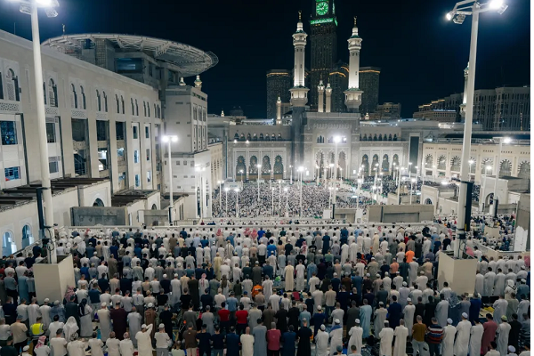 ضيوف الرحمن يشهدون ختم القرآن في أجواء روحانية بالمسجد الحرام + صور ضيوف الرحمن يشهدون ختم القرآن في أجواء روحانية بالمسجد الحرام + صور