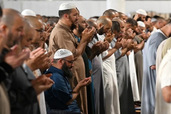 ضيوف الرحمن يشهدون ختم القرآن في أجواء روحانية بالمسجد الحرام + صور ضيوف الرحمن يشهدون ختم القرآن في أجواء روحانية بالمسجد الحرام + صور