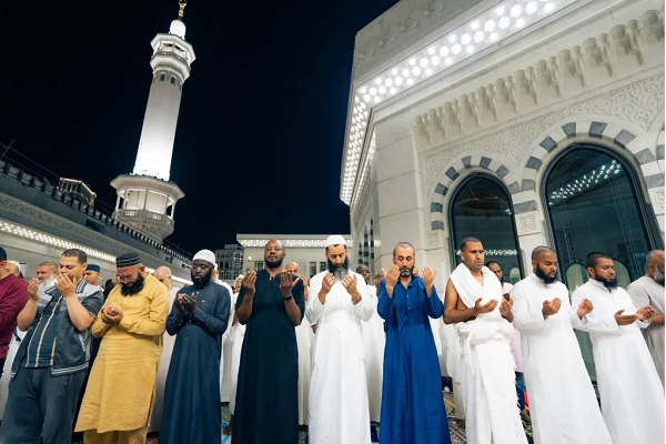 ضيوف الرحمن يشهدون ختم القرآن في أجواء روحانية بالمسجد الحرام + صور