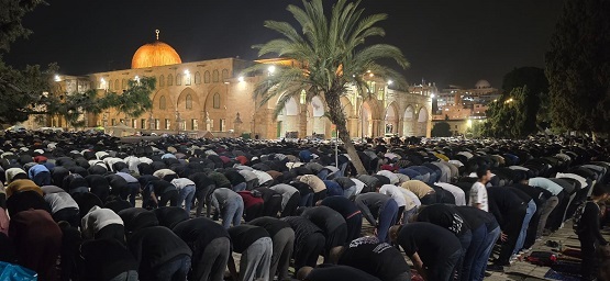ختم القرآن بالمسجد الأقصى بحضور 100 ألف مصل