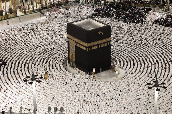 مئات الآلاف يؤدون صلاة العيد في المسجد الحرام والمسجد النبوي + صور
