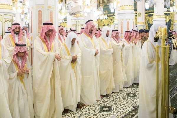 مئات الآلاف يؤدون صلاة العيد في المسجد الحرام والمسجد النبوي + صور