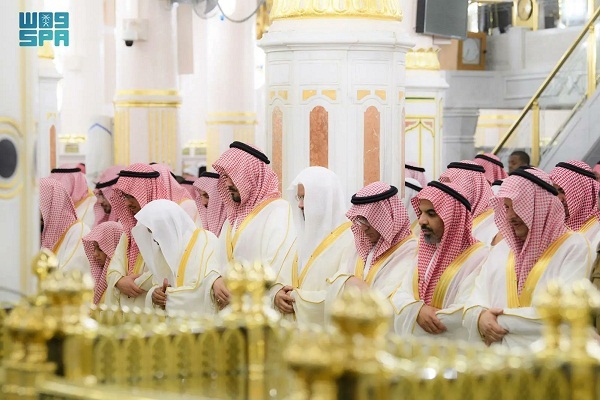 مئات الآلاف يؤدون صلاة العيد في المسجد الحرام والمسجد النبوي + صور