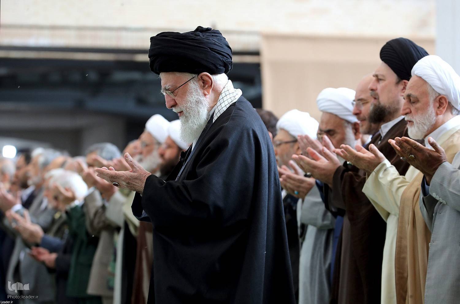 إقامة صلاة عيد الفطر المبارك بإمامة قائد الثورة الإسلامية إقامة صلاة عيد الفطر المبارك بإمامة قائد الثورة الإسلامية