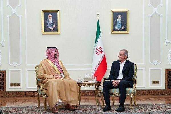 قائد الثورة لخالد بن سلمان: الأعداء يعارضون توسيع العلاقات الايرانية السعودية