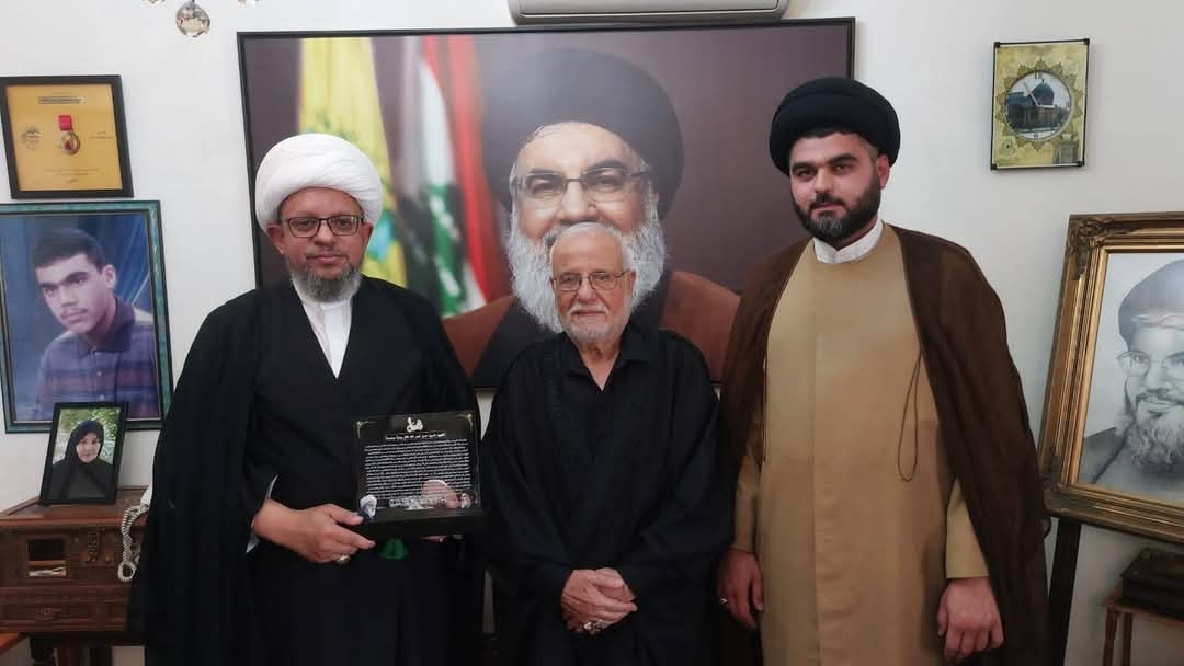 ممثل المرجع اليعقوبي يزور عائلة الشهيد السيد حسن نصر الله + صور