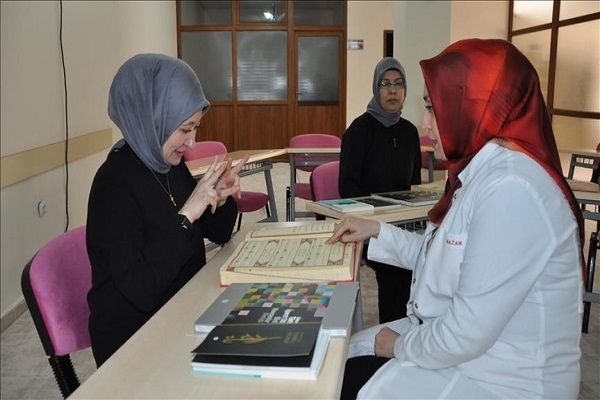 نساء لم تمنعهن الإعاقة السمعية من تعلم القرآن نساء لم تمنعهن الإعاقة السمعية من تعلم القرآن