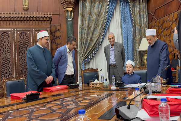 لماذا أجلس شيخ الأزهر طفلاً حافظاً للقرآن على مقعده؟