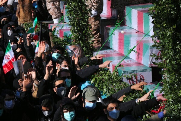 في مراسم تشييع مليونية.. الشعب الايراني يبايع الشهداء + صور في مراسم تشييع مليونية.. الشعب الايراني يبايع الشهداء + صور