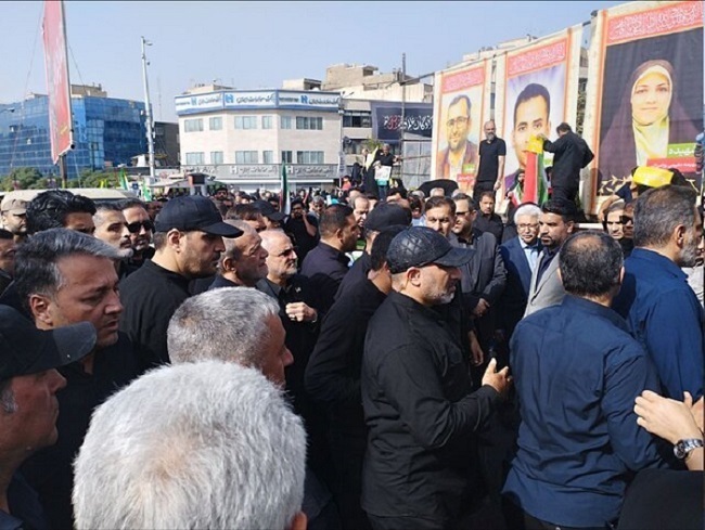في مراسم تشييع مليونية.. الشعب الايراني يبايع الشهداء + صور في مراسم تشييع مليونية.. الشعب الايراني يبايع الشهداء + صور