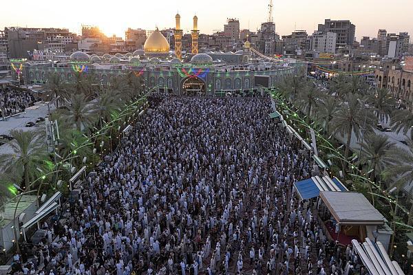 جموع المؤمنين تؤدي صلاة عيد الأضحى في ساحة بين الحرمين الشريفين + صور