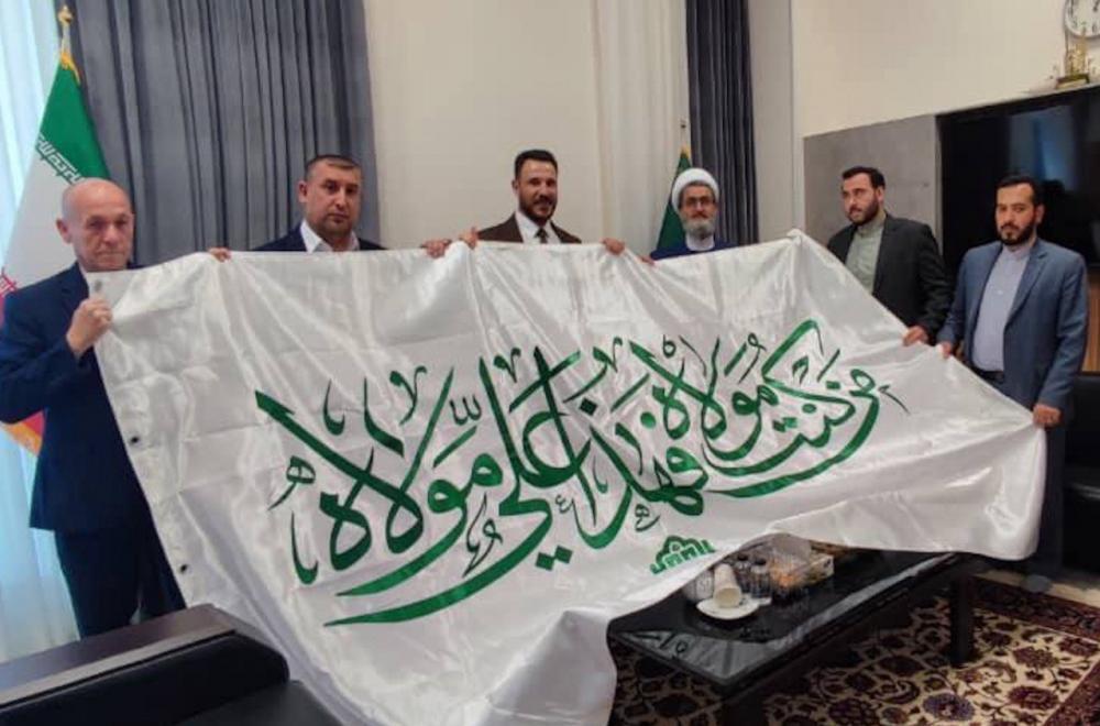وفد العتبة العلويّة يسلّم راية الغدير الأغرّ إلى العتبة الرضوية وفد العتبة العلويّة يسلّم راية الغدير الأغرّ إلى العتبة الرضوية