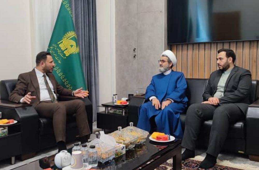 وفد العتبة العلويّة يسلّم راية الغدير الأغرّ إلى العتبة الرضوية