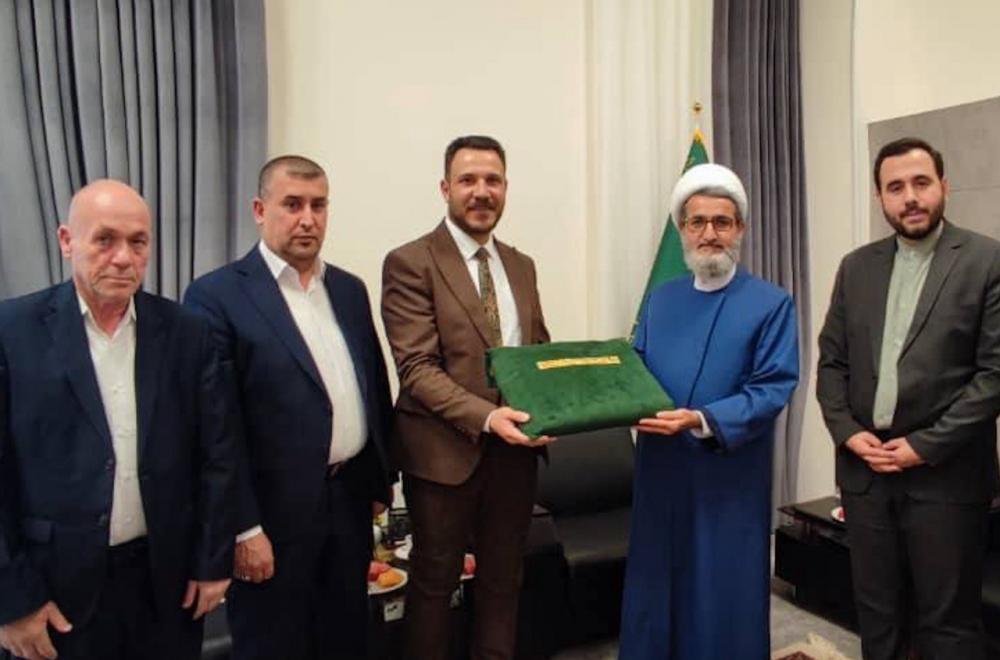 وفد العتبة العلويّة يسلّم راية الغدير الأغرّ إلى العتبة الرضوية