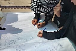توقيع عريضة لإدانة الكيان الصهيوني في مسيرة الأربعين الحسیني + صور