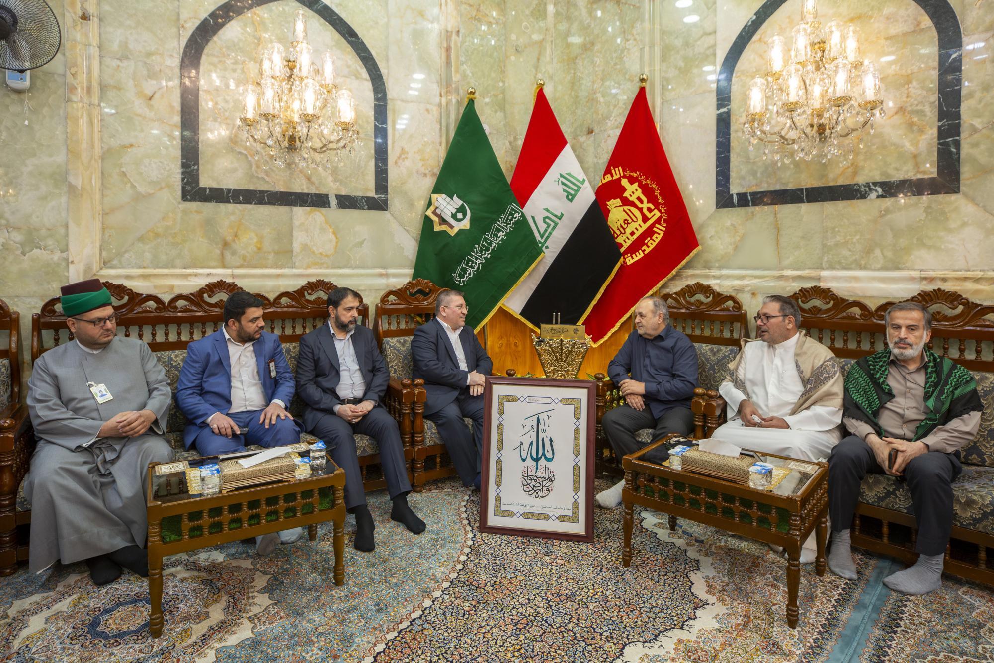 خطاطون إيرانيون يهدون نسخة خطّية من المصحف الشريف إلى العتبة العباسية المقدسة خطاطون إيرانيون يهدون نسخة خطّية من المصحف الشريف إلى العتبة العباسية المقدسة