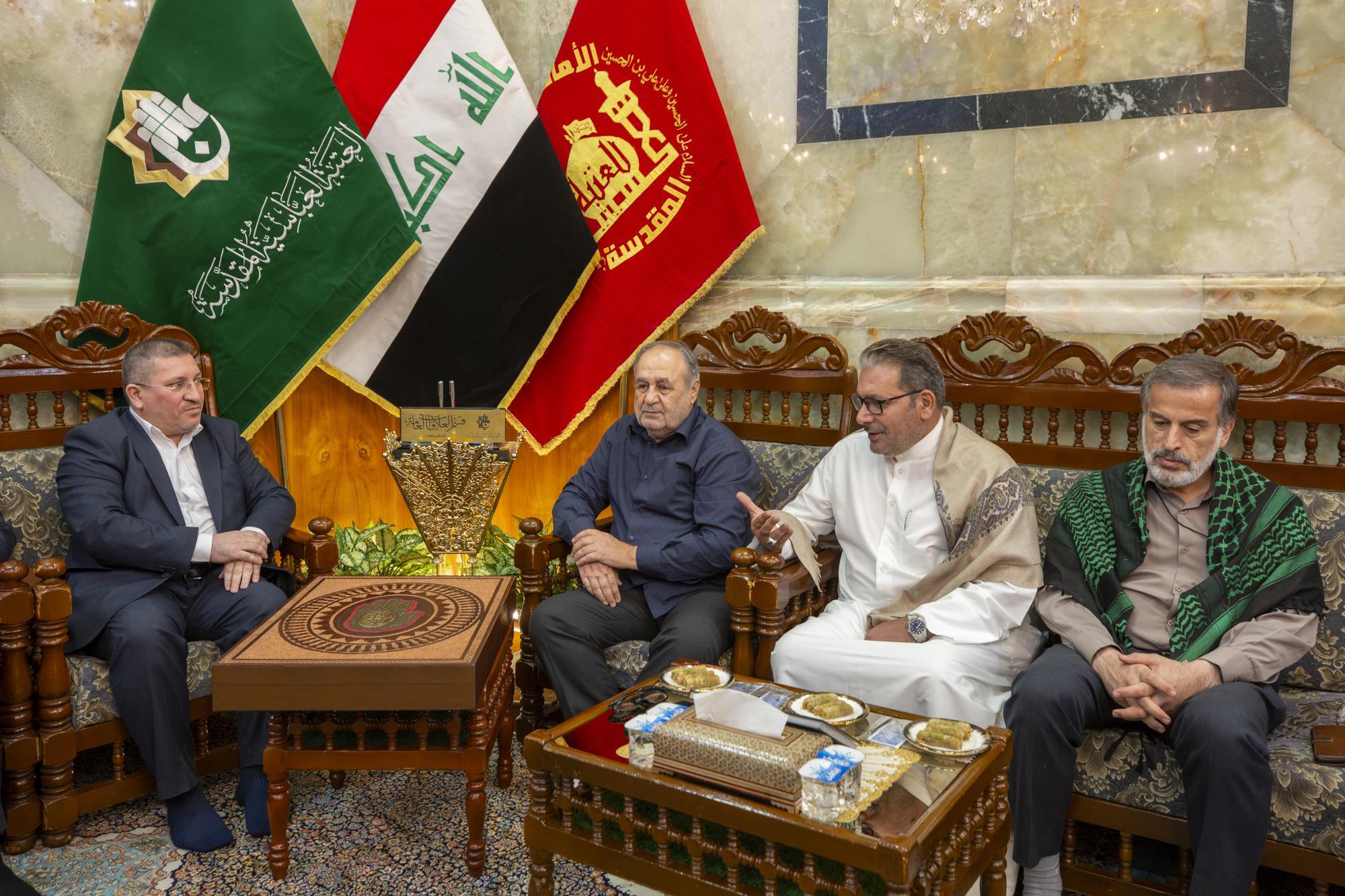 خطاطون إيرانيون يهدون نسخة خطّية من المصحف الشريف إلى العتبة العباسية المقدسة خطاطون إيرانيون يهدون نسخة خطّية من المصحف الشريف إلى العتبة العباسية المقدسة