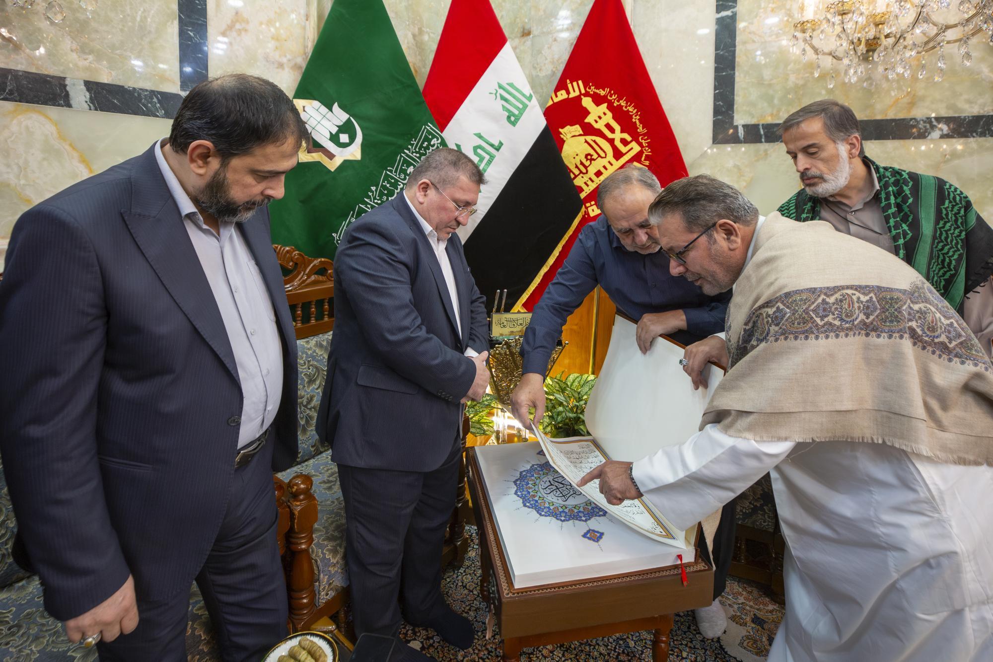 خطاطون إيرانيون يهدون نسخة خطّية من المصحف الشريف إلى العتبة العباسية المقدسة