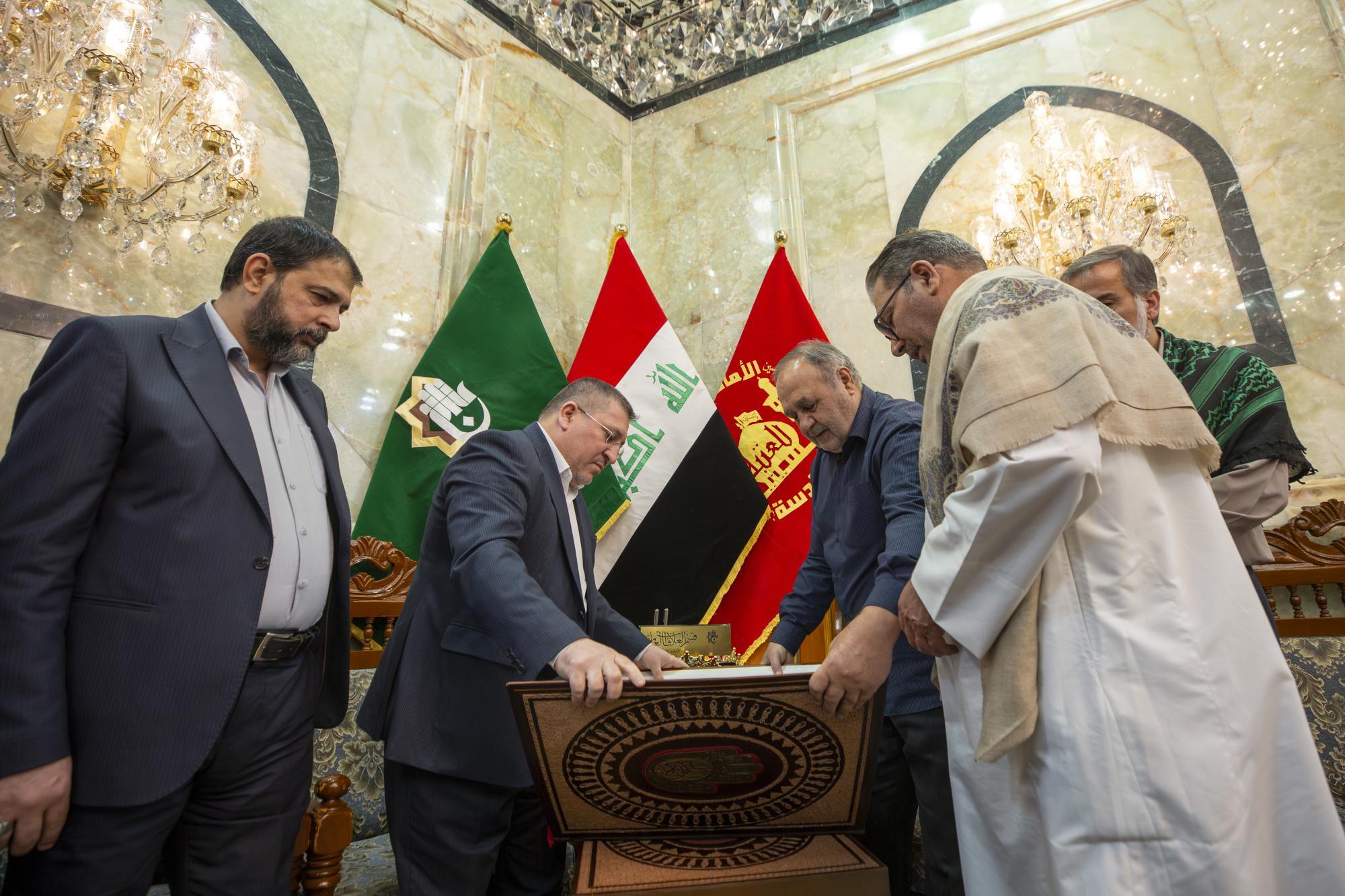 خطاطون إيرانيون يهدون نسخة خطّية من المصحف الشريف إلى العتبة العباسية المقدسة