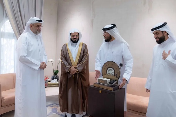 بالصور.. ولي عهد الشارقة يستقبل القارئ رعد الكردي