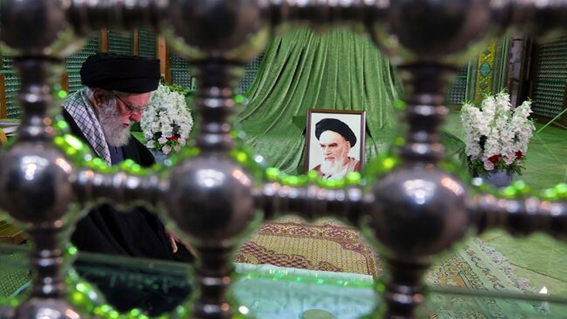 آية الله الخامنئي يجدّد البيعة لمبادئ مفجر الثورة الإسلامية + فيديو