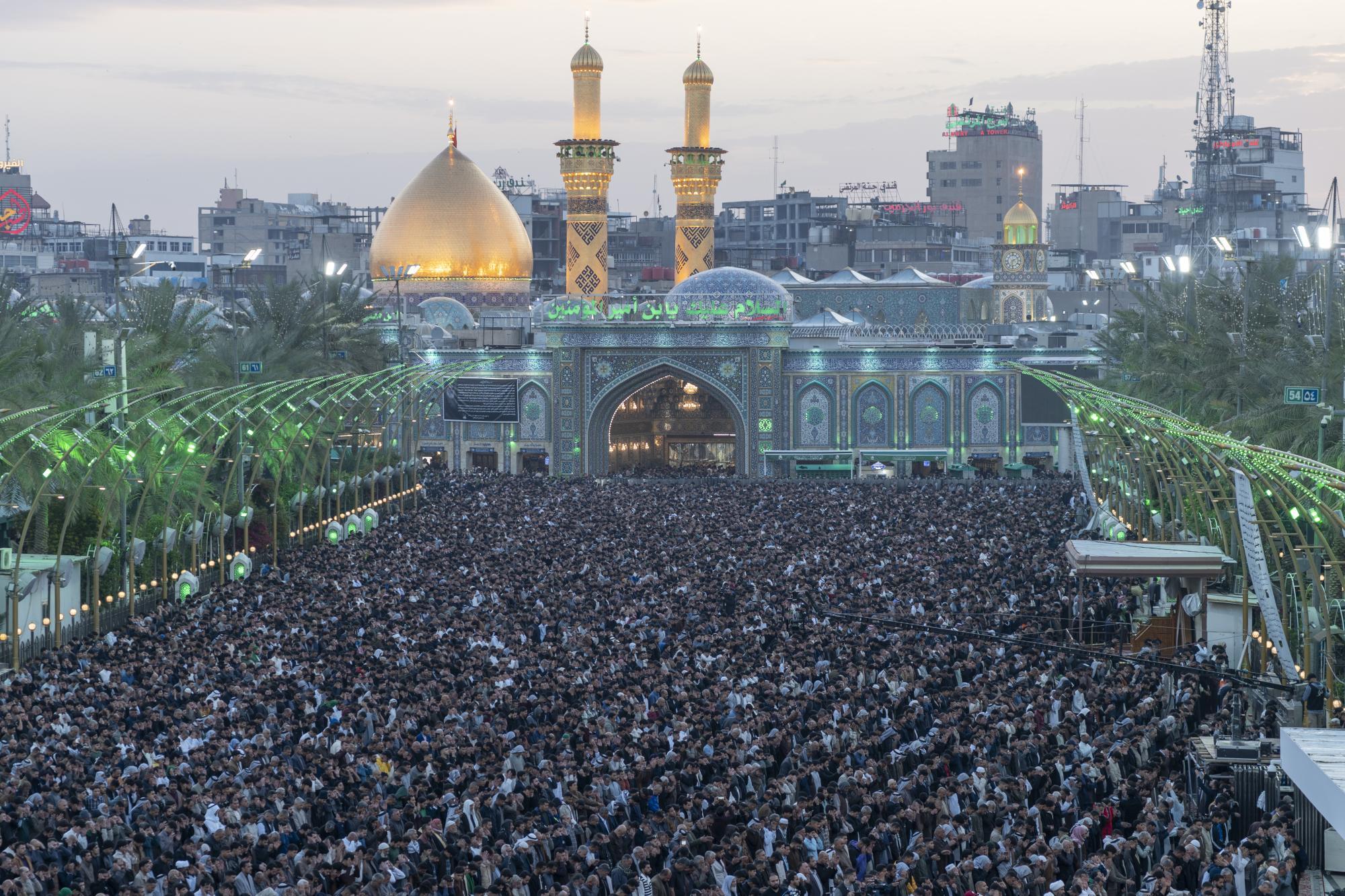 جموع كبيرة من المؤمنين تؤدي صلاة عيد الفطر المبارك في كربلاء + صور