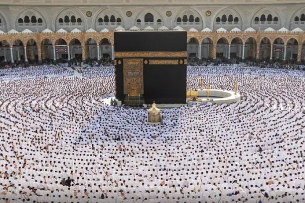 السعودية تستقبل أولى طلائع الحجاج وسط منظومة متكاملة من الخدمات