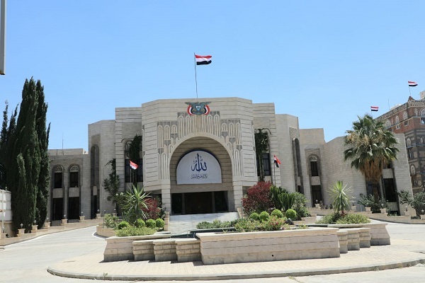 وزارة الخارجية اليمنية تُدين محاولة إحراق نسخة من القرآن في أمريكا وزارة الخارجية اليمنية تُدين محاولة إحراق نسخة من القرآن في أمريكا