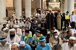 مشارکة الزوّار الإيرانيين في صلوات الجماعة بالمسجد النبوي + صور وفيديو