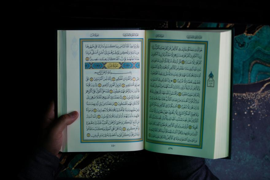 المصحف عبر العصور.. كيف أعاد مصحف النجف صياغة تأريخ الطباعة القرآنية برؤية عالمية؟
